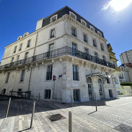 Apartment Avec Apercu Et Piscine Aux Sables-d'olonne - Fr-1-485-137