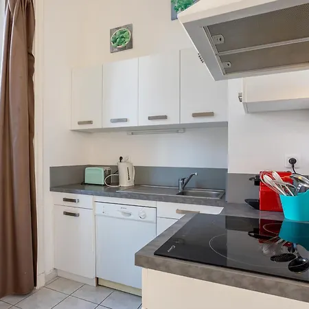 Apartment Avec Apercu Et Piscine Aux Sables-d'olonne - Fr-1-485-137 *
